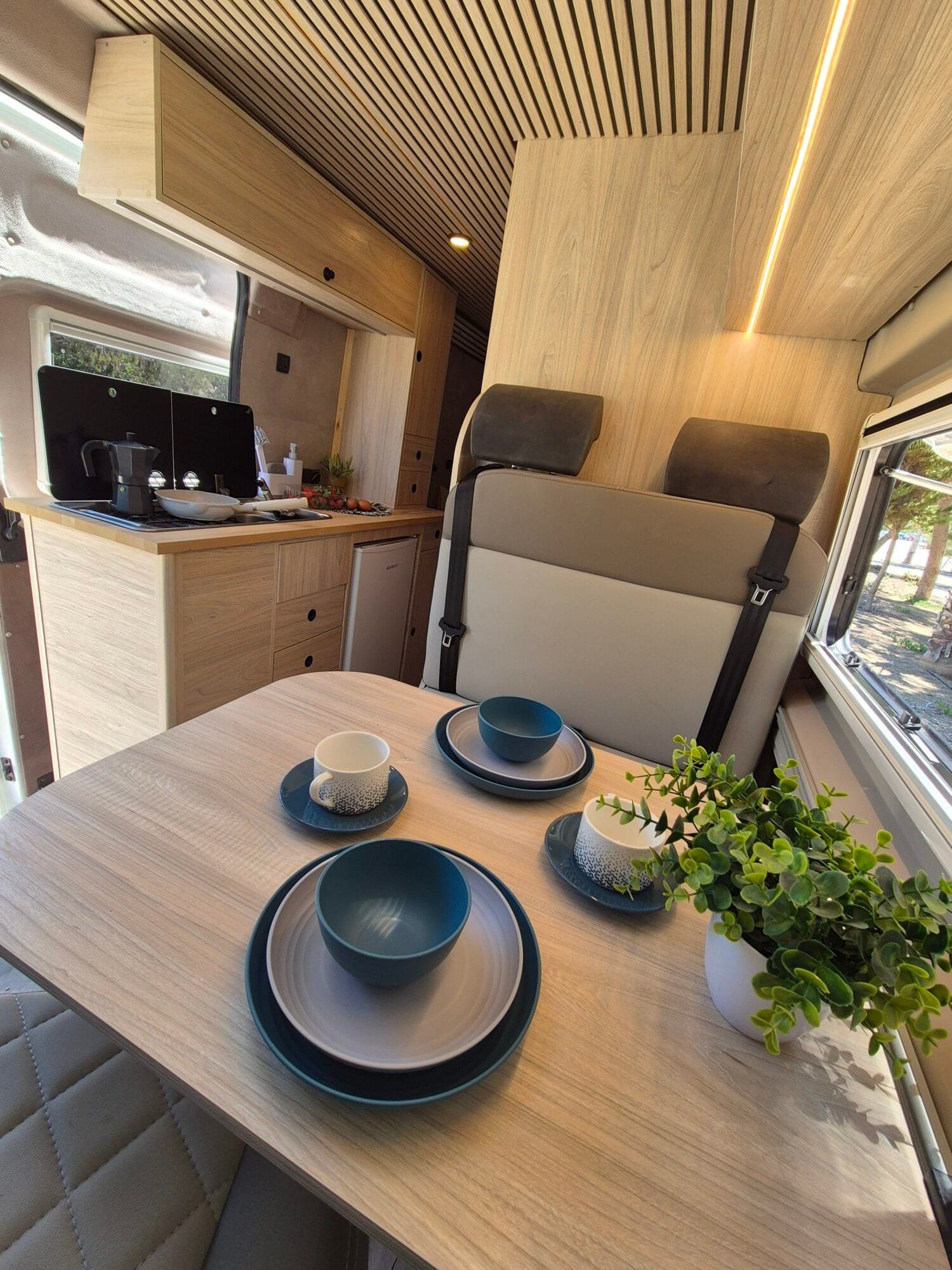 mesa-interior-cafe-autocaravana-peugeot.jpeg
