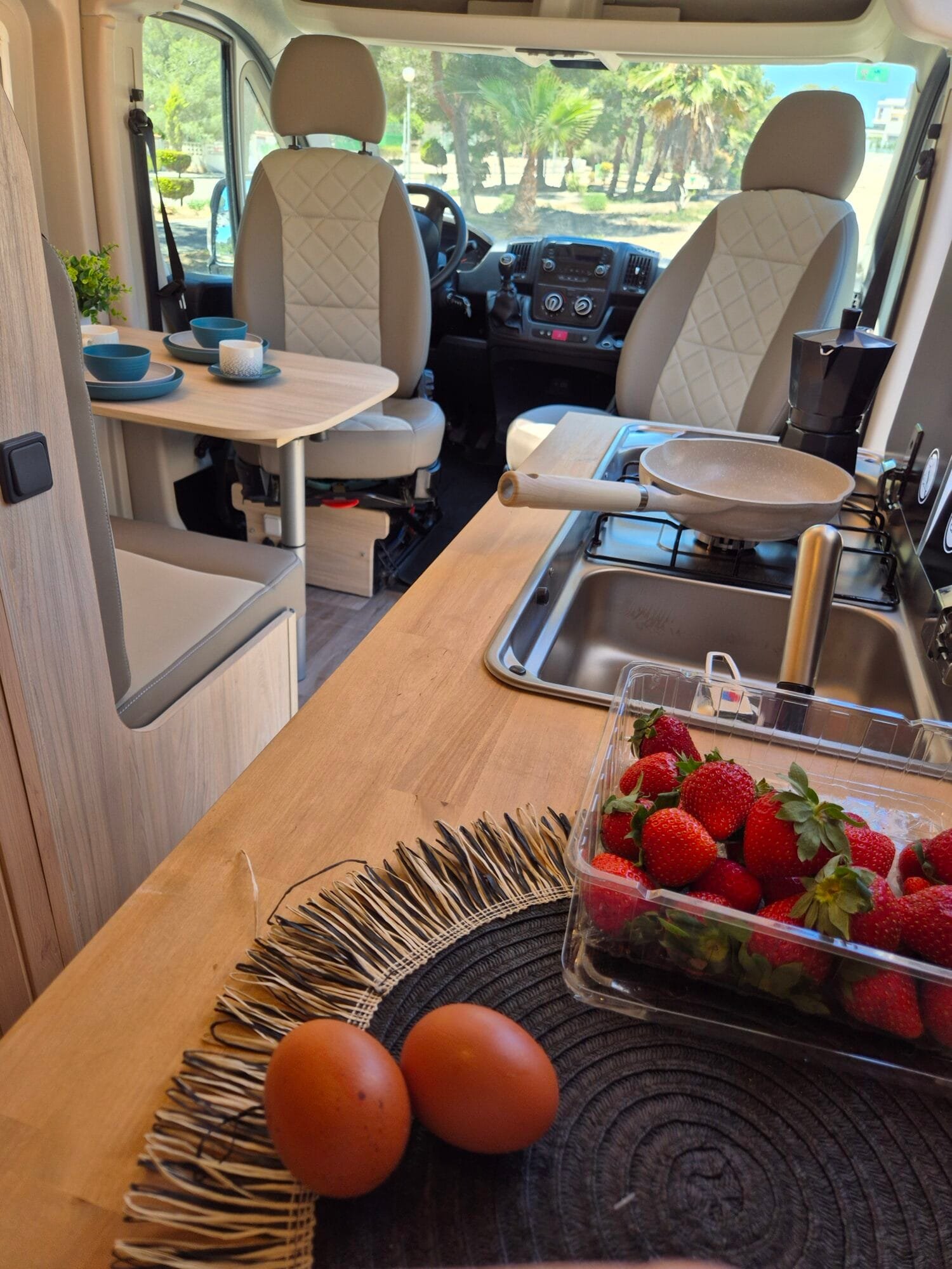 cocina-asientos-autocaravana-peugeot.jpeg