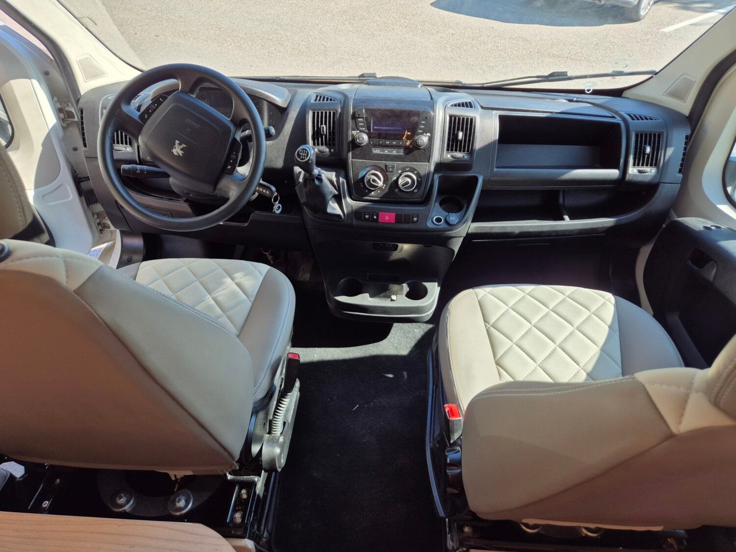 cabina-conduccion-autocaravana-peugeot.jpeg