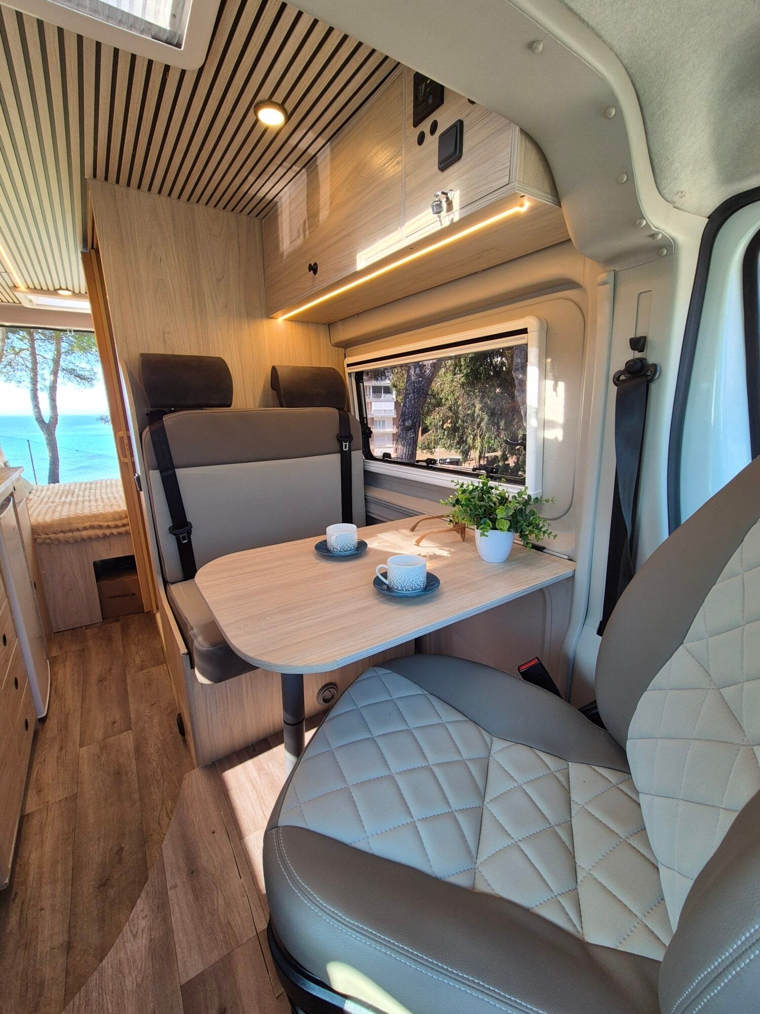mesa-asientos-interior-autocaravana-peugeot.jpeg