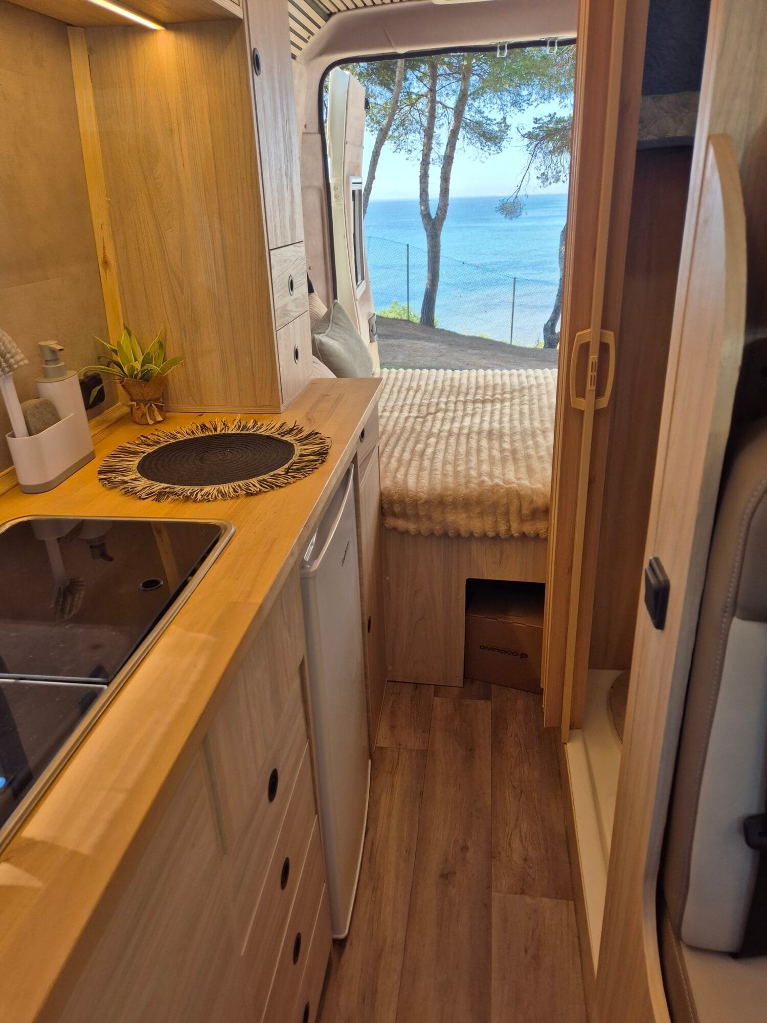 pasillo-interior-autocaravana-peugeot.jpeg
