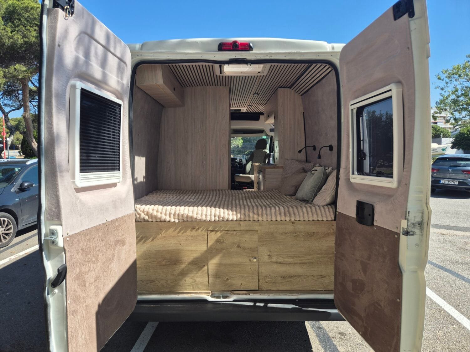 zona-cama-trasera-exterior-autocaravana-peugeot.jpeg