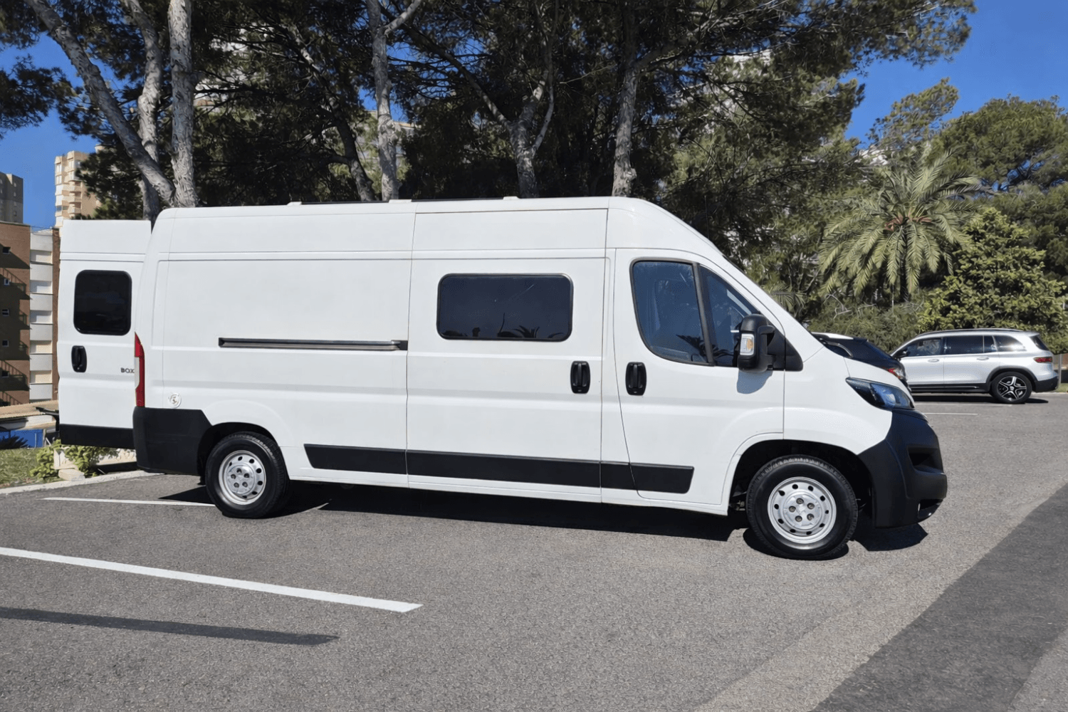Vista lateral exterior de la autocaravana Peugeot