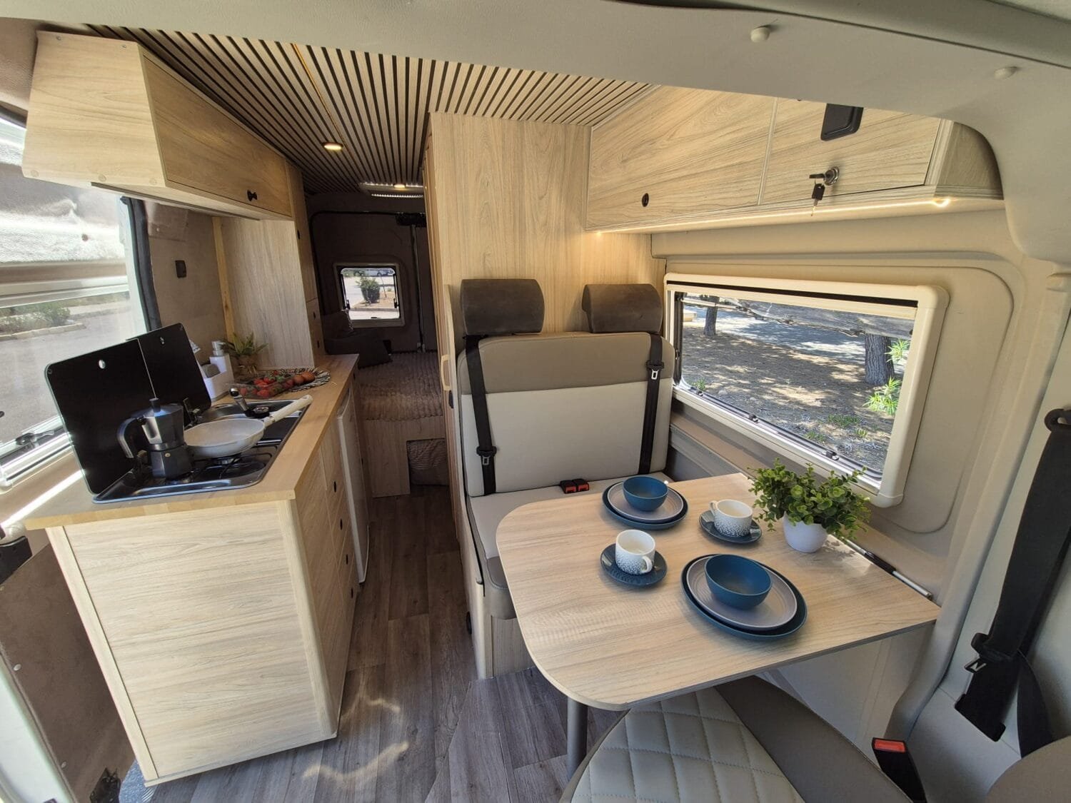 comedor-mesa-cocina-autocaravana-peugeot.jpeg