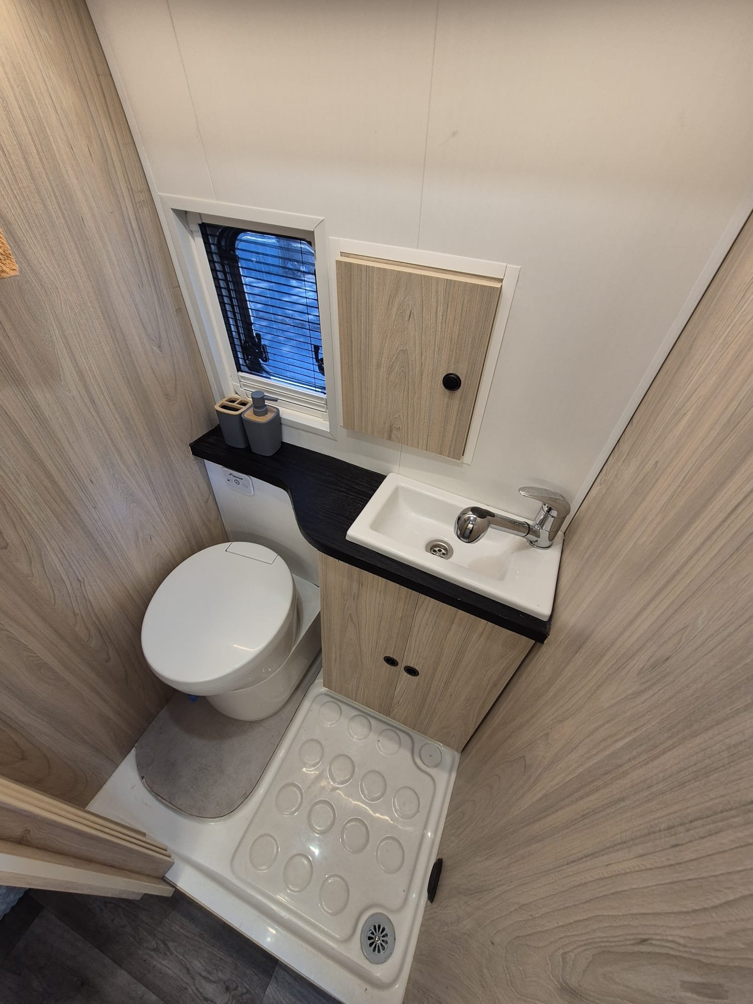 bano-ducha-autocaravana-peugeot-detalle.jpeg