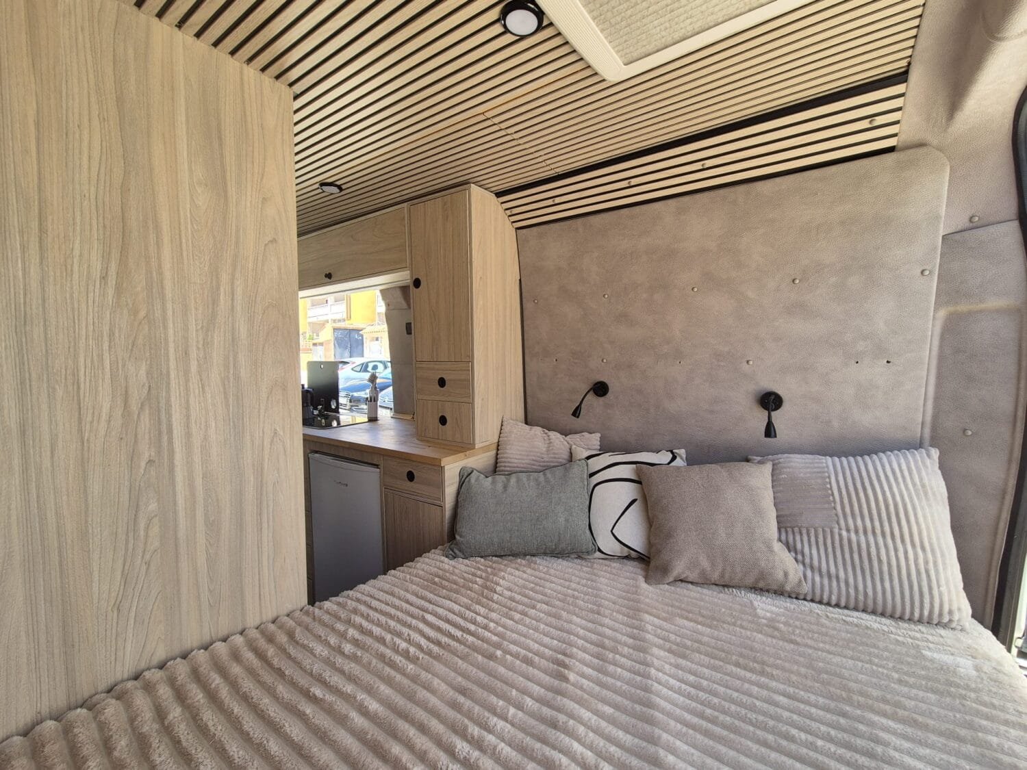 cama-interior-autocaravana-peugeot.jpeg