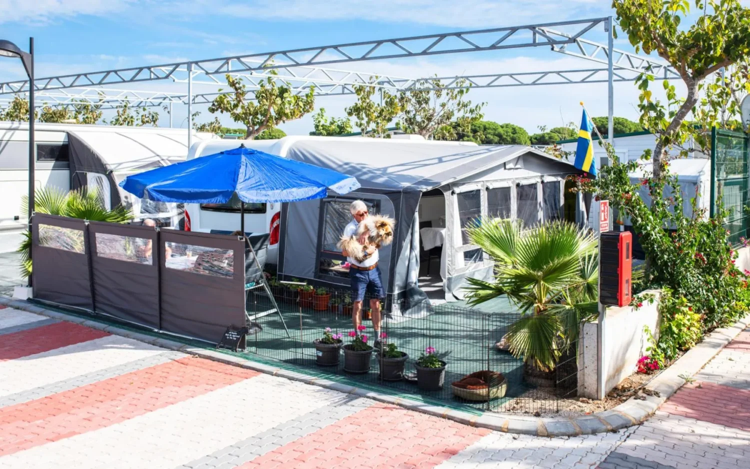 Parcela equipada en camping con avance, sombrilla y zona privada