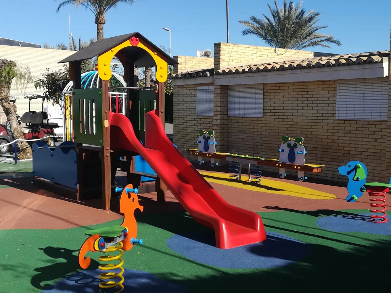 Zona infantil con parque y tobogán en camping en Torrevieja