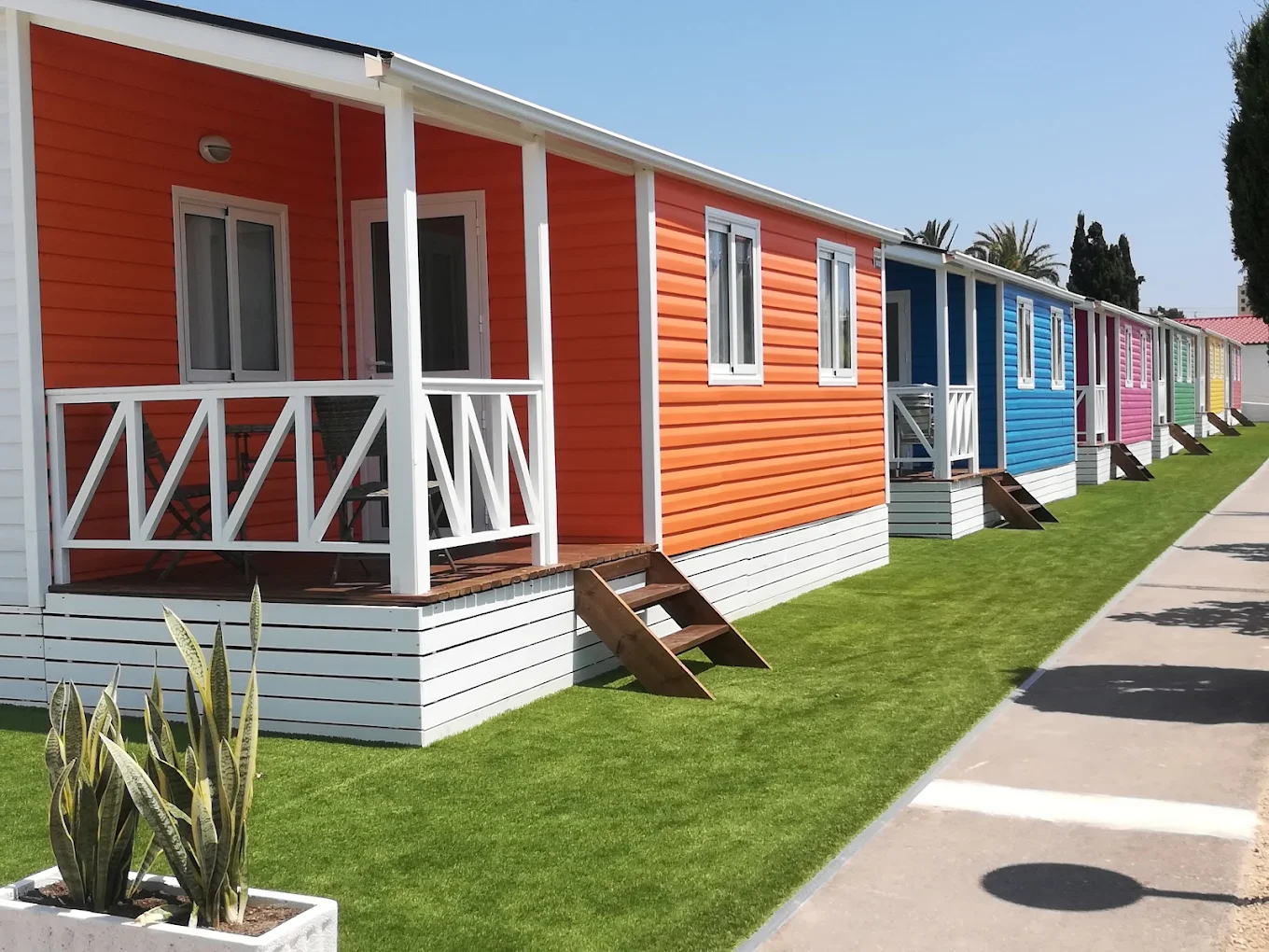 Bungalows de colores en camping en Torrevieja