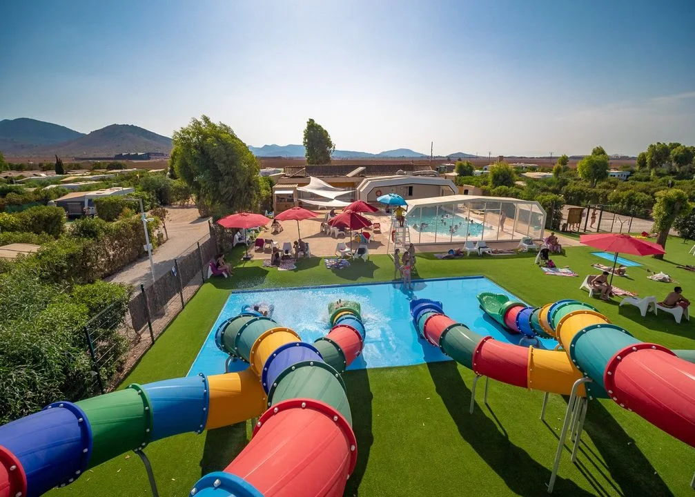 Piscina con toboganes en camping en Cartagena