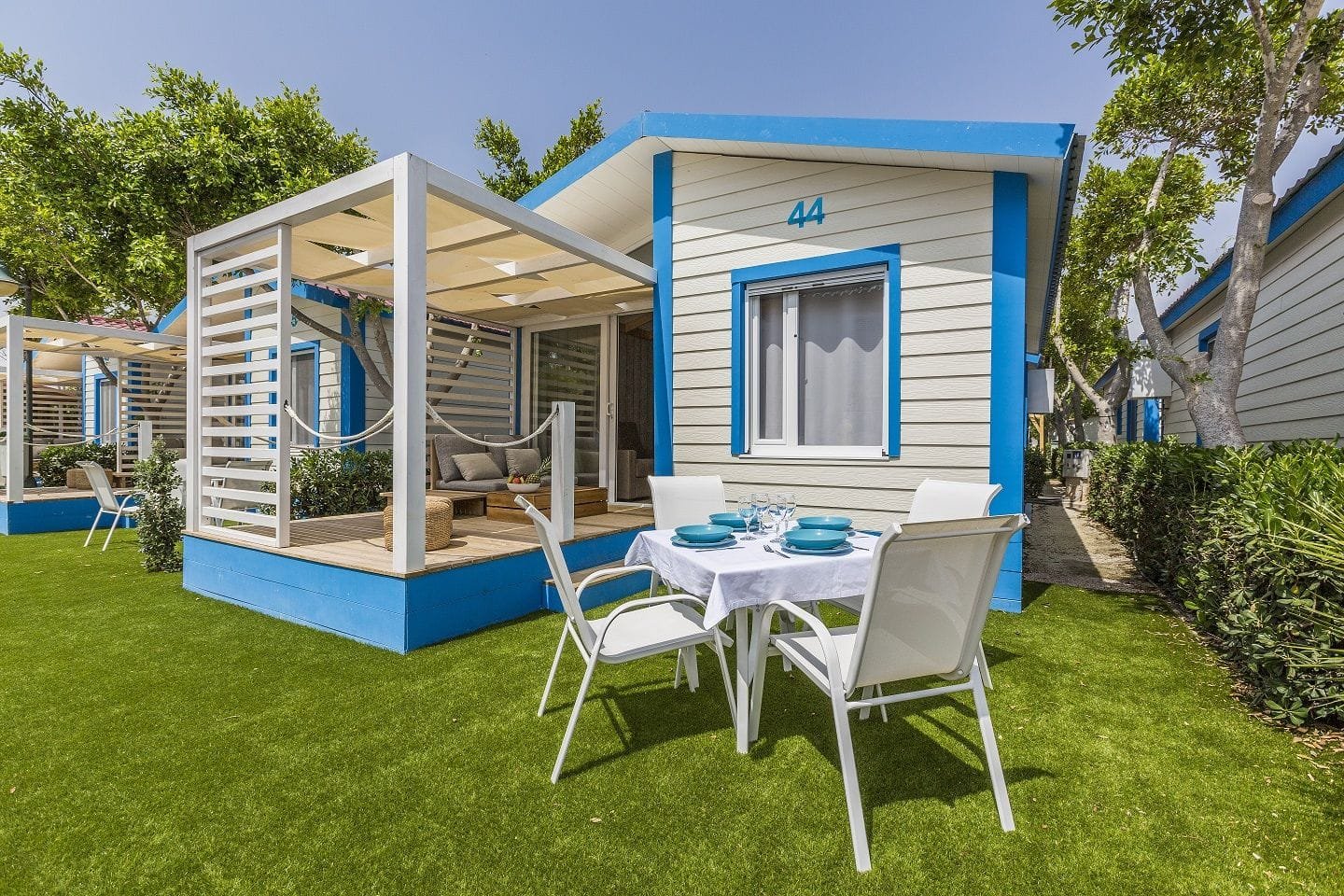 Mobil home con terraza y comedor exterior en camping de Torrevieja