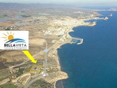 Vista aérea de la costa de Águilas, Murcia, con ubicación señalada del Camping Bellavista junto al mar