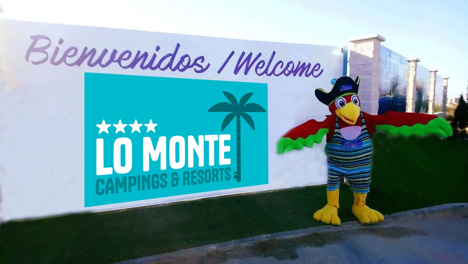 Entrada del Camping Lo Monte en Pilar de la Horadada (Alicante) con mascota de animación infantil