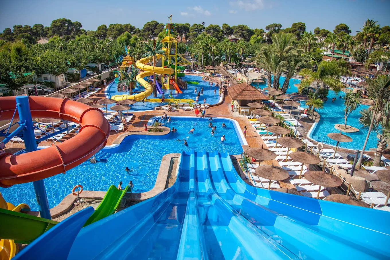 Parque acuático del Camping La Marina Resort en Elche (Alicante) con piscinas y toboganes familiares