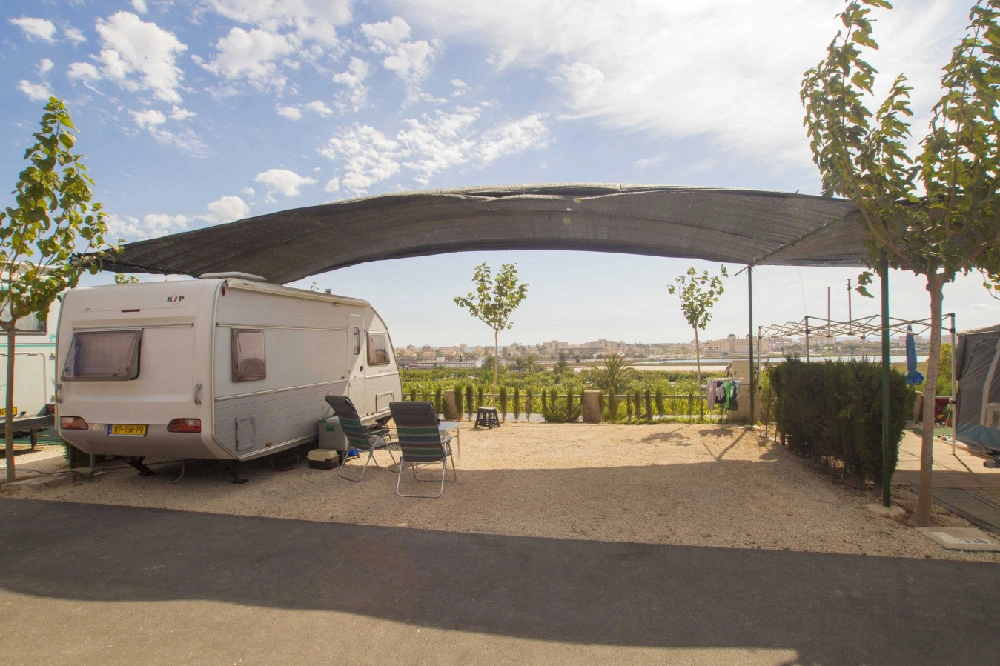 Parcela para caravana en Camping Bahía Santa Pola Alicante con sombra y vistas al entorno natural