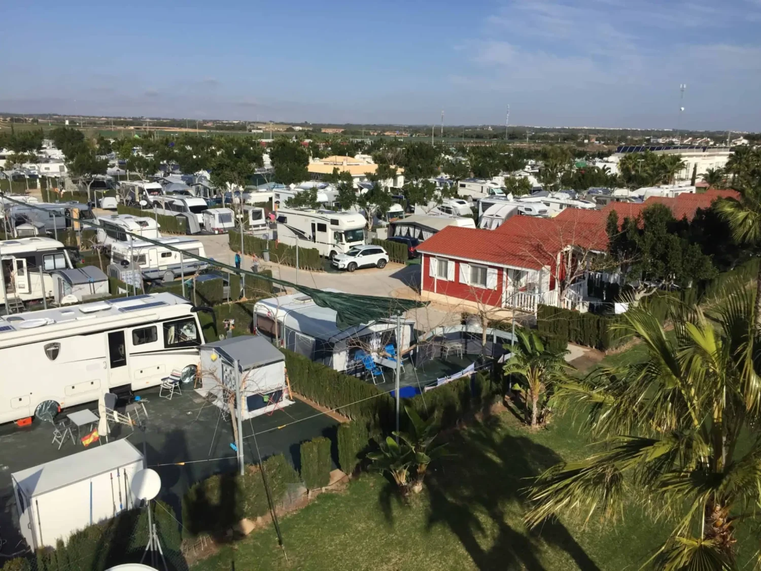 Vista aérea de parcelas y bungalows en Camping Lo Monte Pilar de la Horadada Alicante