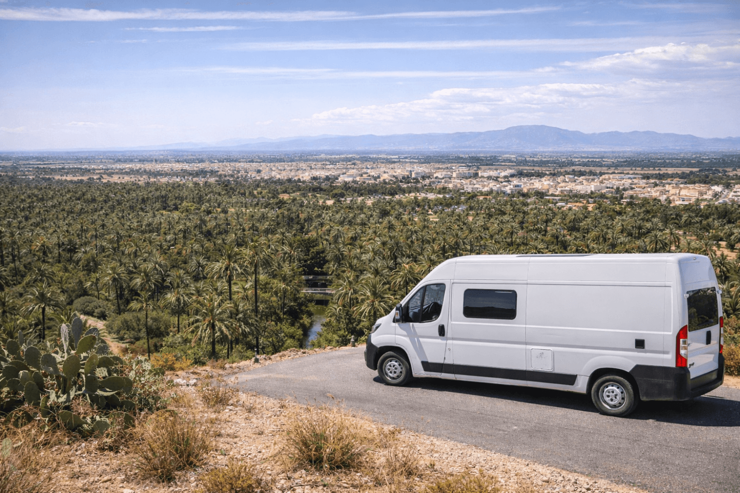Vista de Elche a lo lejos viajando en autocaravana