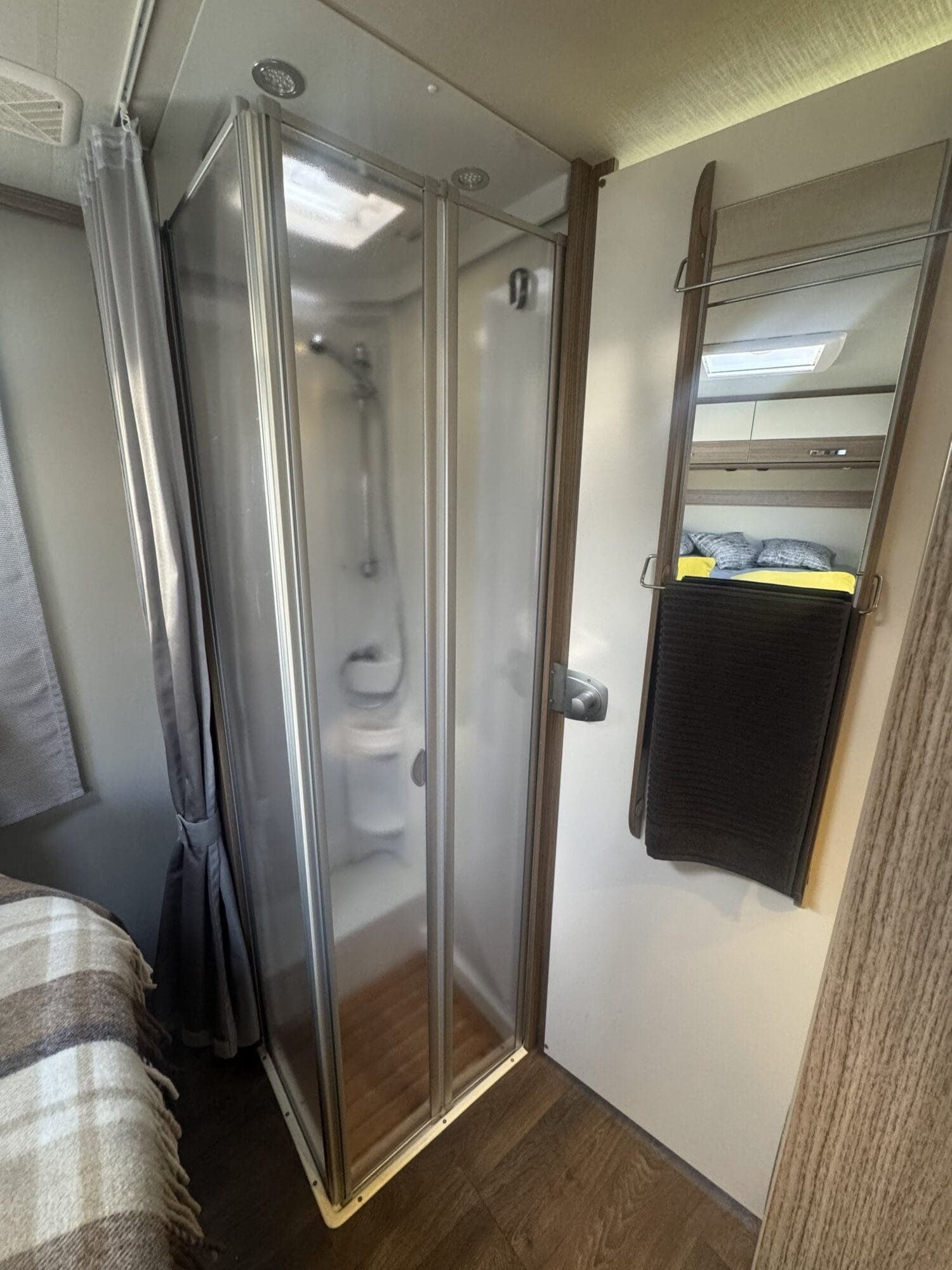 bano-ducha-autocaravana-lujo-carthago-corado-i-449.jpeg