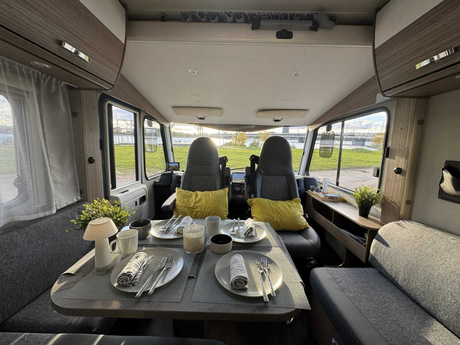 Interior amplio y elegante de la autocaravana de lujo Carthago Corado I 449