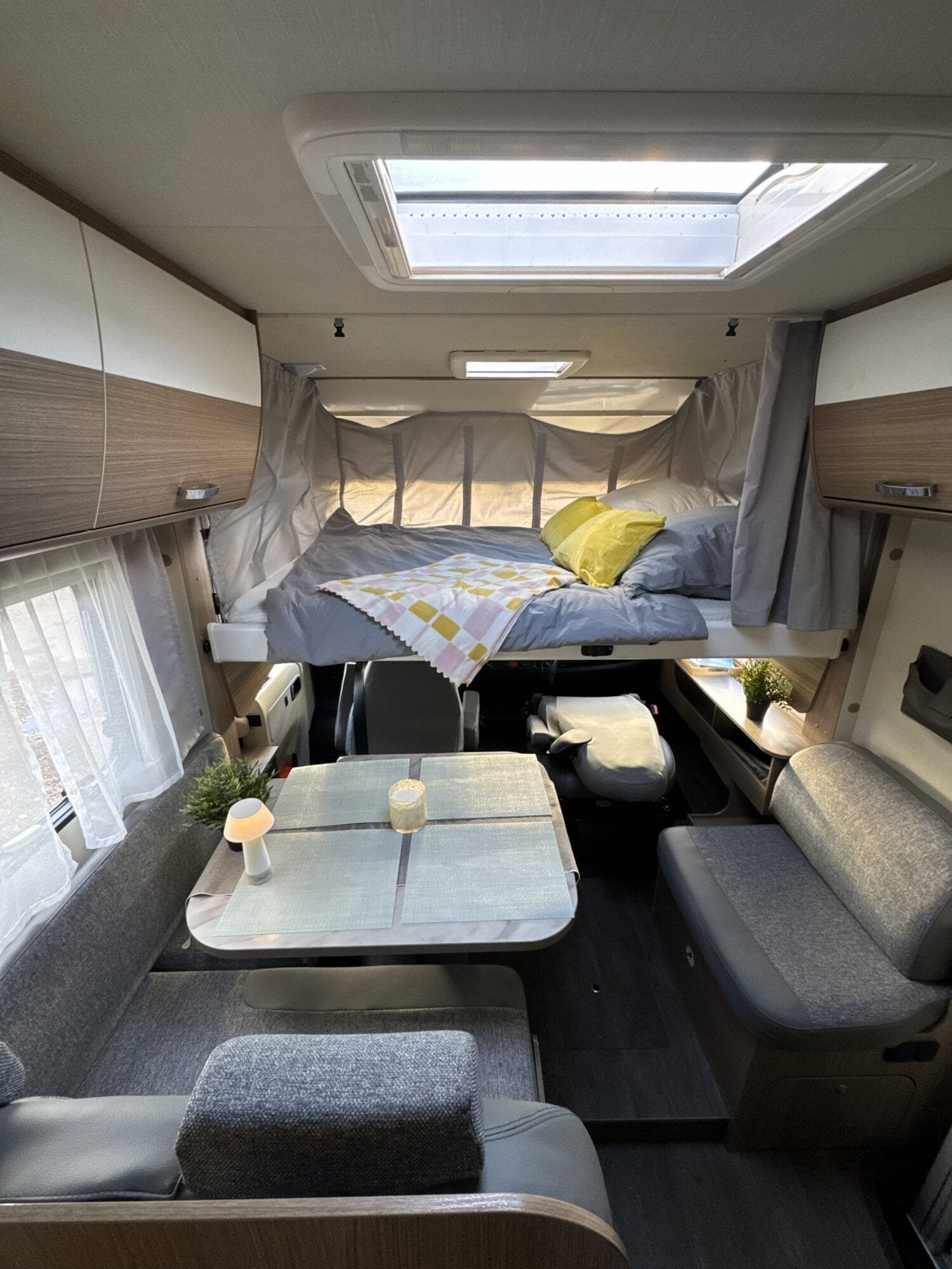 cama-delantera-abatible-autocaravana-carthago-corado-i-449.jpeg