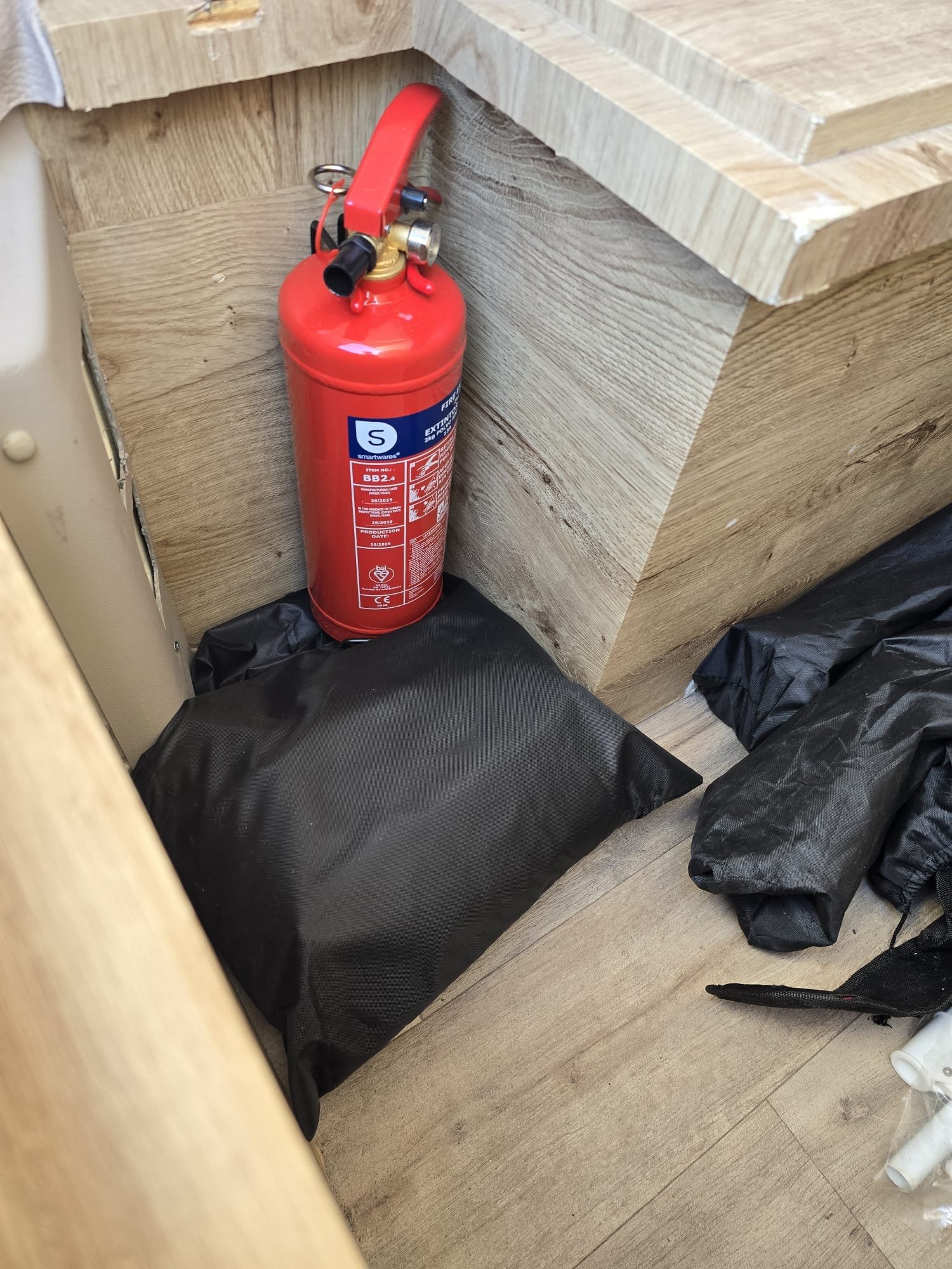 Extintor portátil de polvo ABC de 2 kg instalado en la autocaravana de bajo de la cama