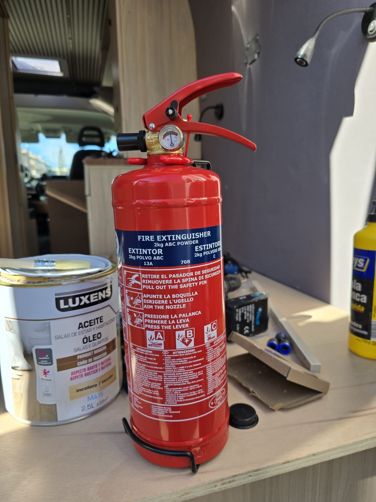 Extintor portátil de polvo ABC de 2 kg instalado en la autocaravana para seguridad contra incendios
