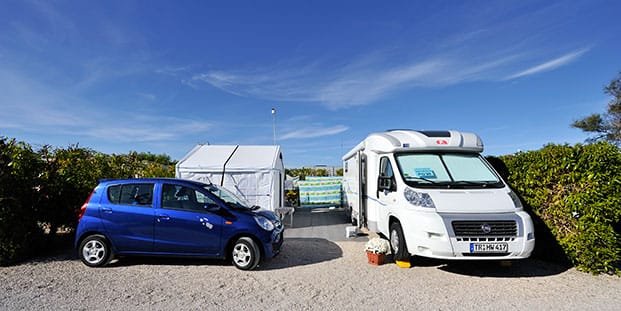 Parcela con autocaravana y coche en Camping Caravaning La Manga Cartagena Murcia