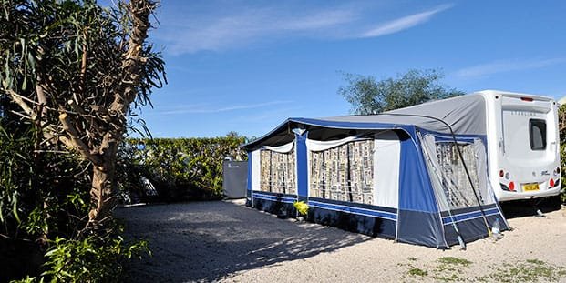 Parcela con caravana y avance en Camping Caravaning La Manga Cartagena Murcia