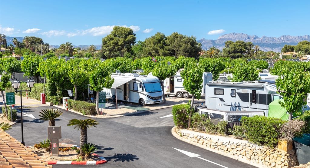 Parcelas para autocaravanas y caravanas en Camping Villasol Benidorm Alicante rodeadas de vegetación