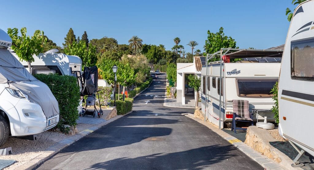 Calles interiores con parcelas para caravanas y autocaravanas en Camping Villasol Benidorm Alicante