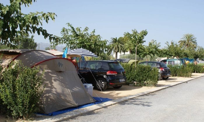 Parcelas para tiendas de campaña en Camping Armanello Benidorm con zona delimitada, setos, arbolado y aparcamiento junto a la parcela