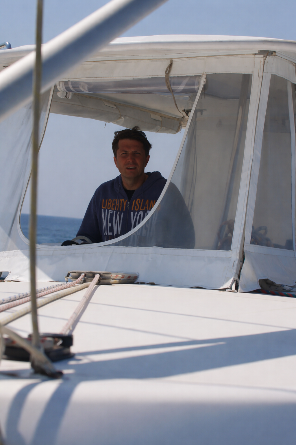 Viajero dentro de catamaran disfrutando de vistas al mar