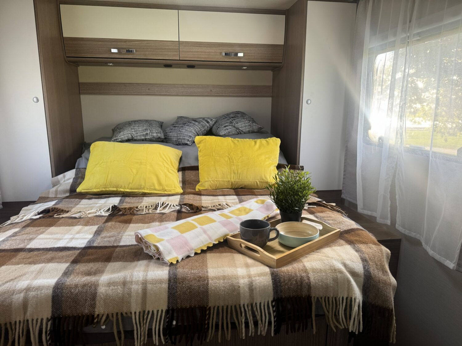 Cama doble cómoda en autocaravana de alquiler para 4 personas