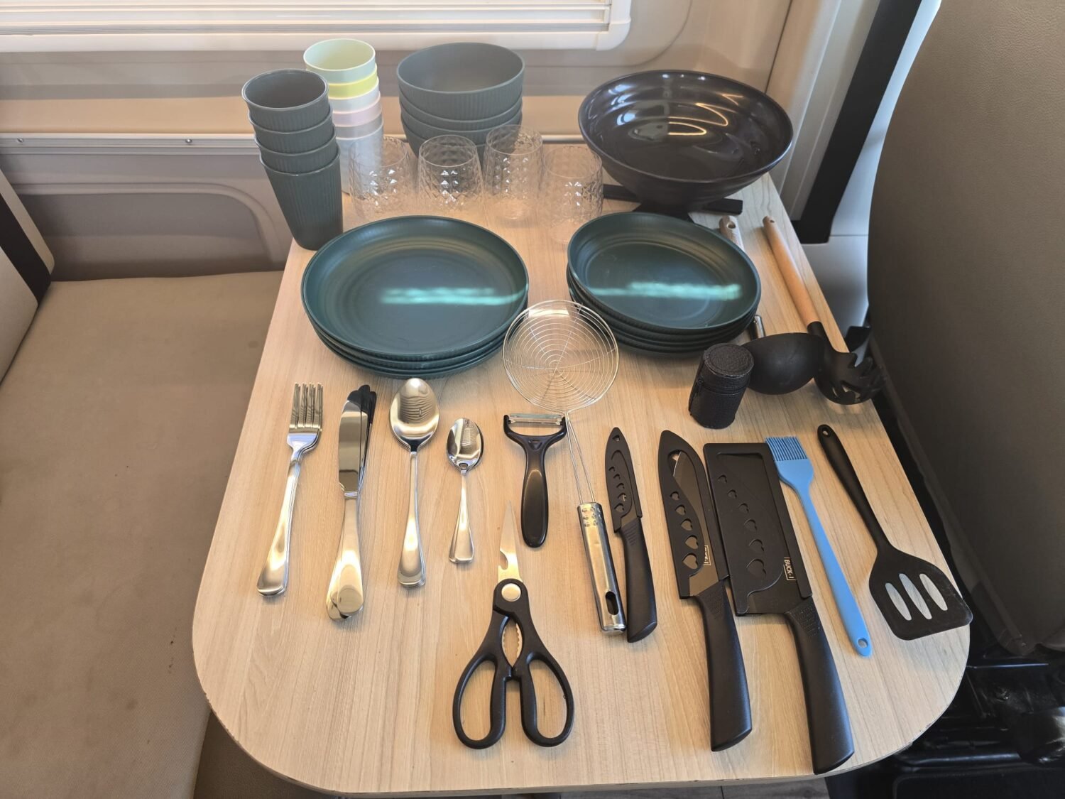 Menaje de cocina completo incluido en autocaravana de alquiler