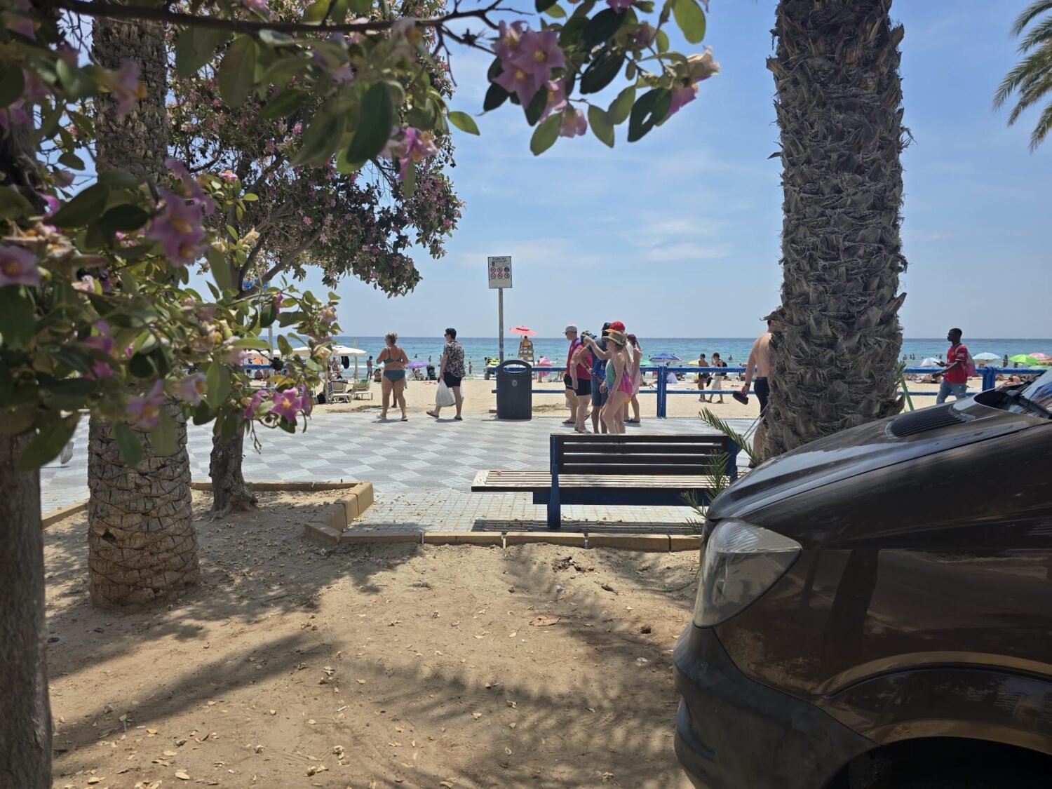 autocaravana en aparcamiento cerca el mar