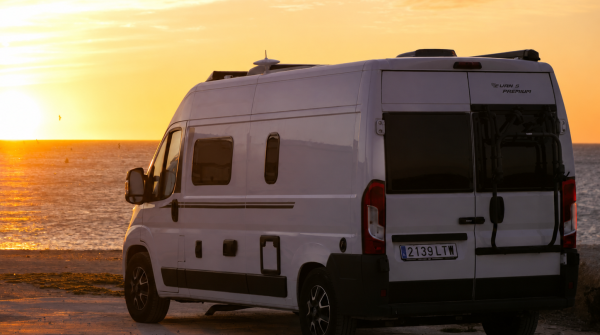 Camper cerca el mar
