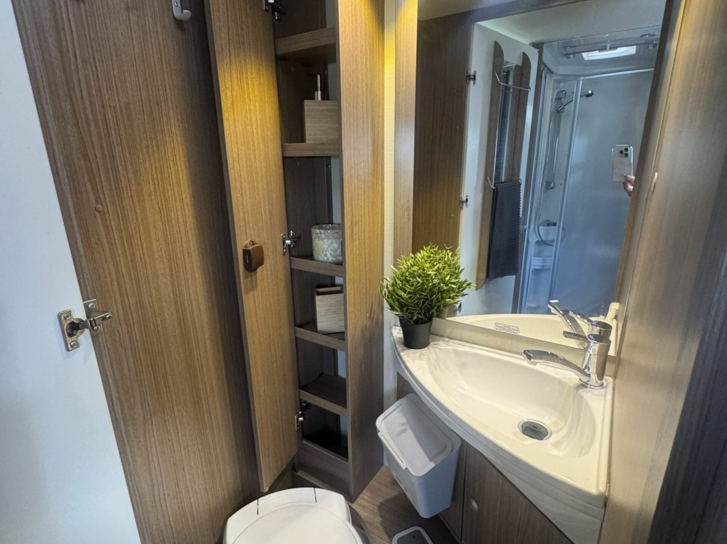 Baño completo con lavabo y WC en autocaravana de lujo Carado I449