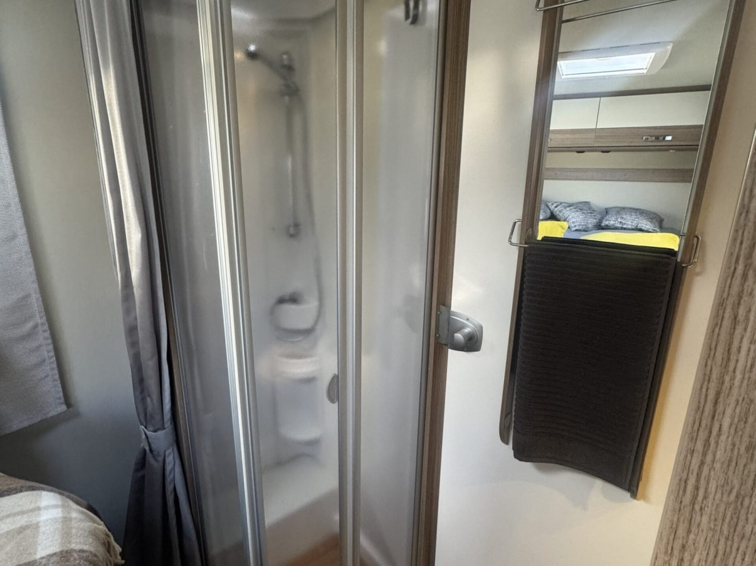 Ducha independiente en autocaravana premium de alquiler sin baño integrado