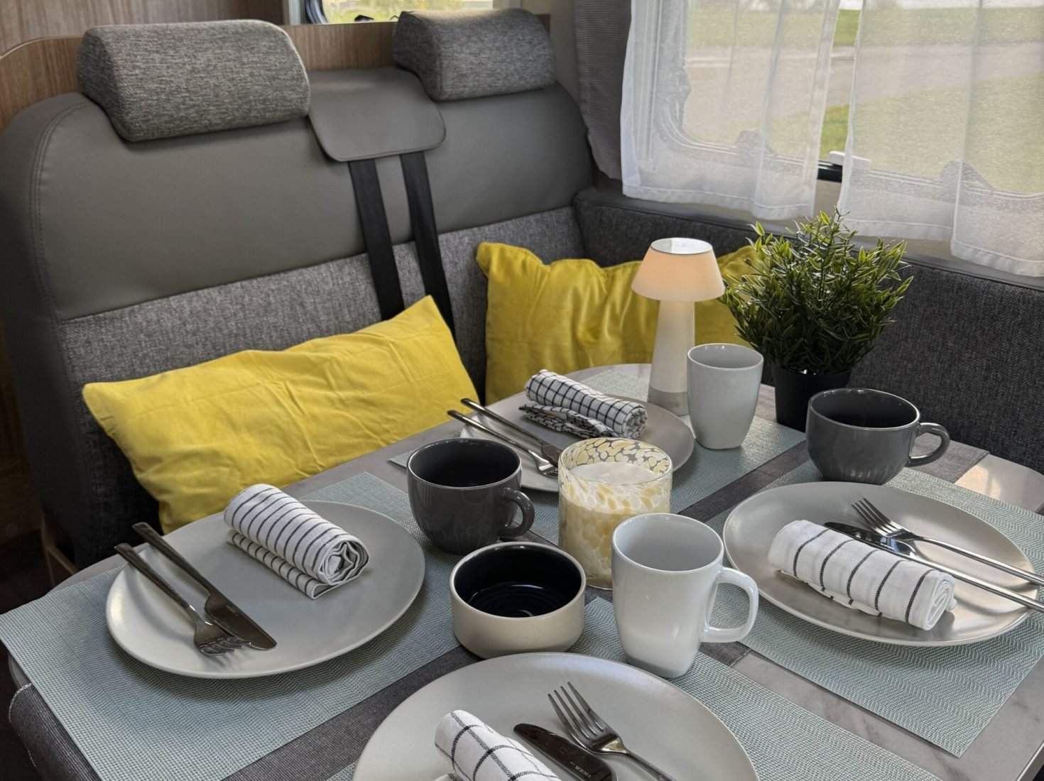 Salón comedor amplio en autocaravana de lujo para cuatro personas
